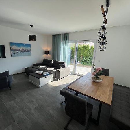Doppelhaushaelfte Mit Terrasse Villa Elmenhorst/Lichtenhagen Luaran gambar